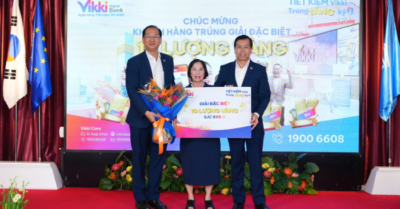 Ngân hàng Vikki trao giải thưởng một ký vàng cho khách hàng gửi tiết kiệm
