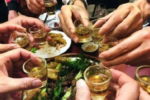 Chuyên gia khuyến cáo cách phòng ngừa ngộ độc rượu vào ngày Tết