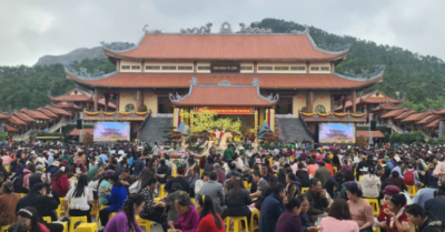 Hàng vạn du khách dự lễ khai xuân tại chùa Ba Vàng