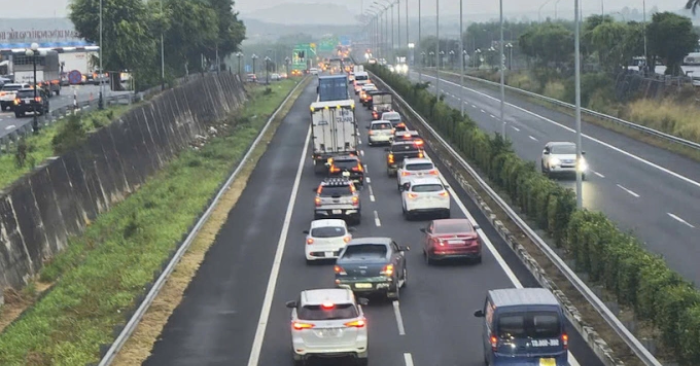 Người dân về quê ăn Tết.Ùn tắc giao thông