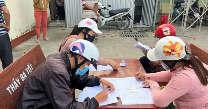 Người dân Vĩnh Long đổ xô đi xin giấy xác nhận nguồn gốc hoa kiểng do tin đồn thất thiệt