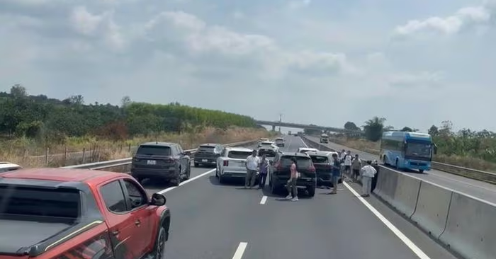 Va chạm cao tốc Phan Thiết – Dầu Giây gây ùn tắc giao thông nghiêm trọng