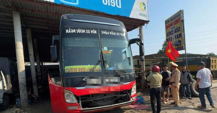 Xe khách bỏ mặc 40 người đói khát trên đèo Phước Tượng