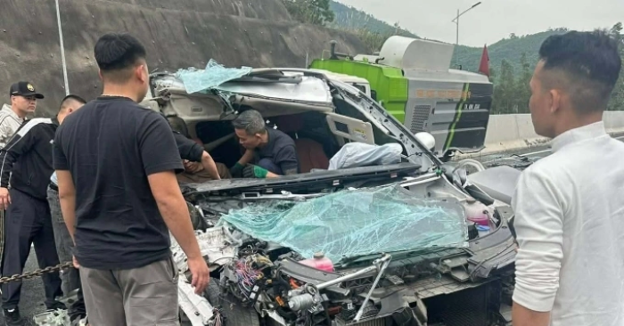 Ôtô 7 chỗ tông xe hút bụi cao tốc Hải Phòng - Móng Cái