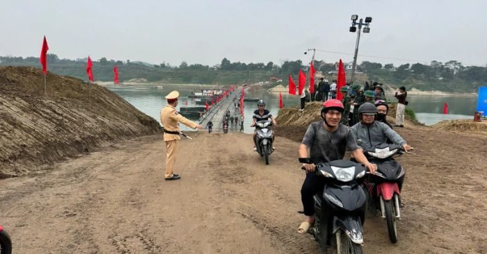 Phú Thọ: Ô tô con và xe bán tải chính thức được đi qua cầu phao Đoan Hùng