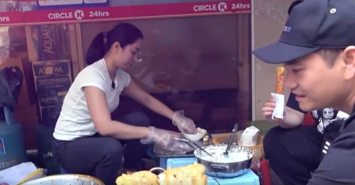 Người bán thức ăn đường phố không dùng găng tay có thể bị phạt đến một triệu đồng