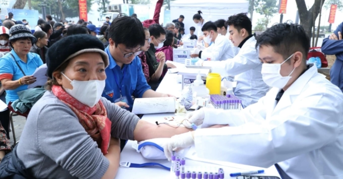 Hơn 1.000 người già được khám sức khỏe miễn phí cận Tết