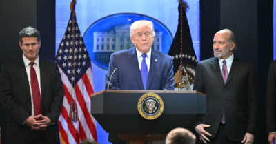 Thuế quan của ông Trump được nâng lên mức mười lăm phần tram