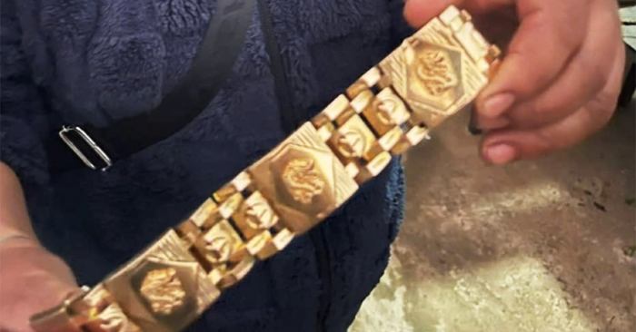 Tiểu thương trả lại vàng nhặt được