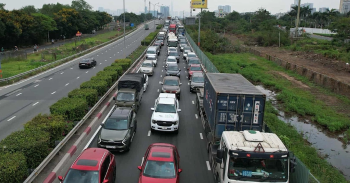 Cao tốc TP HCM đi Miền Trung ùn tắc ngày dân về quê