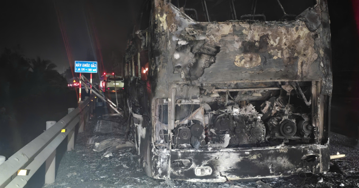 Xe khách bốc cháy