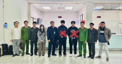 Bàn giao 2 đối tượng truy nã đỏ Interpol cho Hàn Quốc tại sân bay Nội Bài