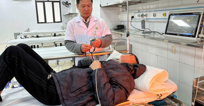 Chỉ xuất hiện cơn đau đầu âm ỉ, người đàn ông 50 tuổi vẫn sinh hoạt bình thường nhưng sau một giờ được phát hiện tụ máu não kèm tràn máu não thất, tình trạng nguy hiểm có thể đe dọa tính mạng nếu chậm xử trí