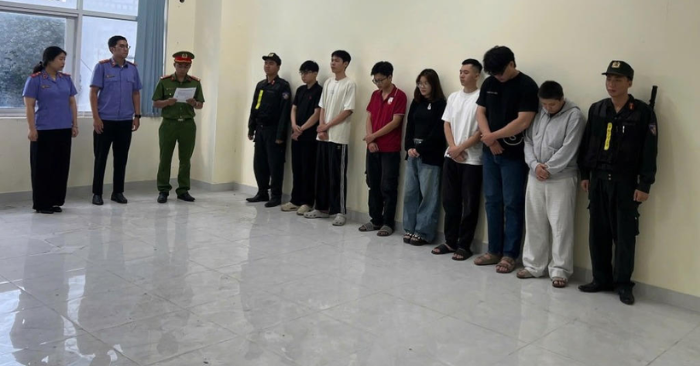 Công an TP HCM khởi tố, bắt tạm giam 7 đối tượng trong đường dây buôn bán thuốc lá điện tử trái phép với phương thức hoạt động tinh vi, tiêu thụ số lượng lớn qua cả hình thức trực tiếp lẫn trên không gian mạng, giữ gần 29.000 sản phẩm trị giá hơn 4,8 tỷ đồng