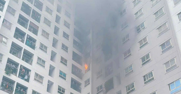 ra tại tầng 9 tòa nhà C2, chung cư Ecohome 2 phường Đông Ngạc, quận Bắc Từ Liêm, Hà Nội khiến nhiều cư dân hoảng hốt, phải nhanh chóng rời căn hộ để đảm bảo an toàn