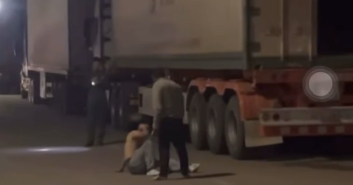 Vụ ẩu đả nghiêm trọng có sử dụng hung khí xảy ra tại khu vực Cửa khẩu quốc tế Cha Lo Quảng Trị, khiến hai người đàn ông bị thương nặng, phải đưa đi cấp cứu. Lực lượng công an và biên phòng đã nhanh chóng vào cuộc điều tra, làm rõ nguyên nhân vụ việc