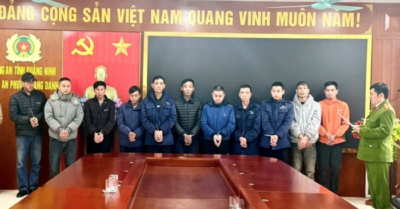 Đánh xóc đĩa tại phòng tập thể của công ty, 11 đối tượng bị khởi tố