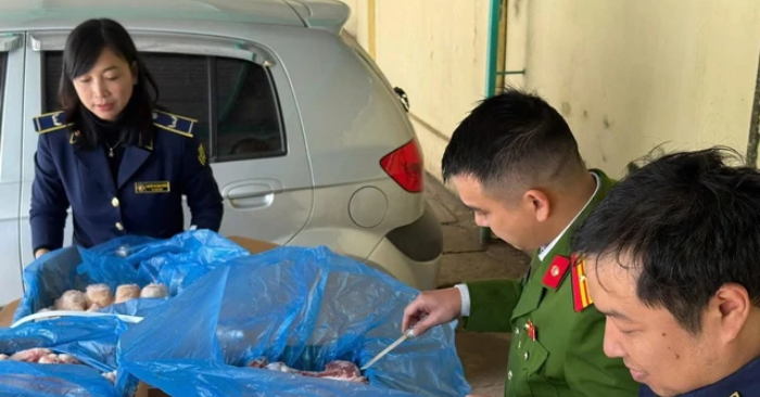 Công an phường Tây Hồ Hà Nội đã phát hiện một xe tải chở gần 2 tấn xương lợn không rõ nguồn gốc, xuất xứ khi đang trên đường đi tiêu thụ. Vụ việc cho thấy tình trạng buôn bán, vận chuyển thực phẩm trôi nổi vẫn diễn biến phức tạp