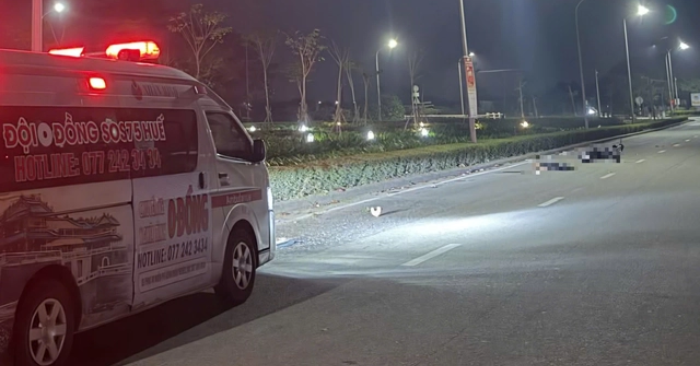 Sáng 1/2, một vụ tai nạn giao thông xảy ra trên địa bàn TP Huế hai người tử vong tại chỗ, một người khác bị thương nặng phải nhập viện cấp cứu, ba thiếu niên đi chung một xe máy, đang được cơ quan chức năng điều tra, làm rõ nguyên nhân