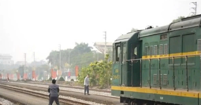 Một người đàn ông cao tuổi suýt bị tàu hàng tông trúng khi băng qua đường ray tại khu vực ga Vĩnh Yên. Lái tàu phải phanh khẩn cấp, tránh tai nạn trong gang tấc, thêm một lần cảnh báo hiểm họa từ việc đi qua đường sắt trái phép