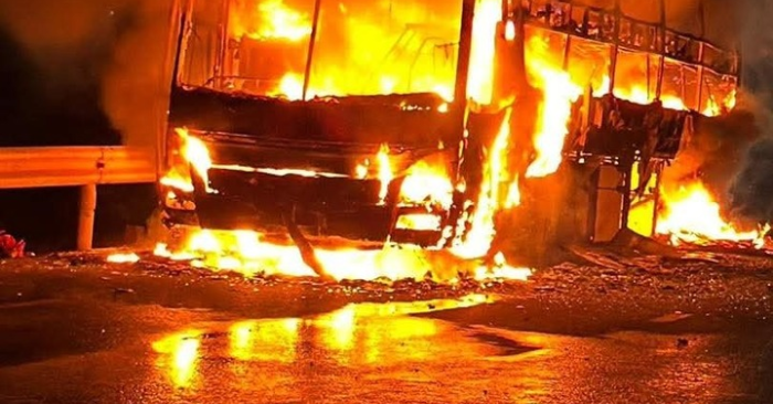 Xe khách chở 34 hành khách bất ngờ bốc cháy dữ dội khi lưu thông qua xã Hòa Xuân Đắk Lắk rạng sáng 12/2. Toàn bộ người trên xe thoát nạn an toàn nhưng phương tiện cháy rụi hoàn toàn, gây ùn tắc kéo dài trên quốc lộ 1