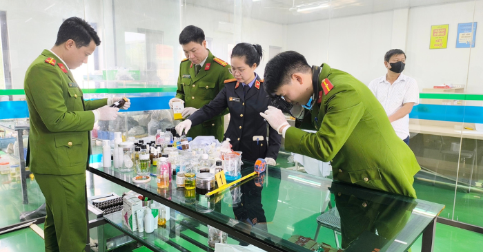 Cơ quan công an vừa triệt phá đường dây sản xuất thực phẩm bổ sung giả quảng cáo hỗ trợ ngừa ung thư, tiêu thụ khoảng 200.000 hộp ra thị trường, thu lợi hàng chục tỷ đồng