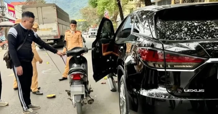 uốc lộ rồi mở cửa thiếu quan sát, một tài xế ô tô tại Phú Thọ đã gây tai nạn giao thông đặc biệt nghiêm trọng khiến bé trai 5 tuổi tử vong, vụ việc đang được điều tra xử lý theo quy định pháp luật