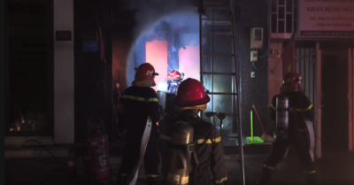 Cháy nhà ở TPHCM lúc rạng sáng, cảnh sát giải cứu 4 người mắc kẹt