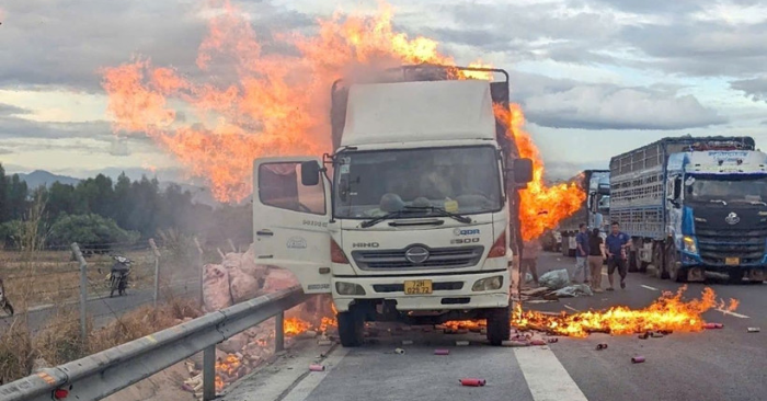 Chiều 10/2, một xe tải đang lưu thông trên cao tốc Vĩnh Hảo. Phan Thiết bất ngờ bốc cháy dữ dội tại km176, đoạn qua xã Lương Sơn, tỉnh Lâm Đồng. Vụ việc may mắn không gây thiệt hại về người