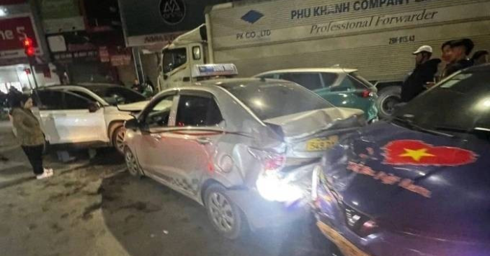 Một nữ tài xế điều khiển ô tô đi ngược chiều trên đường Quang Trung Hà Nội đã gây tai nạn liên hoàn với 4 phương tiện khác, khiến 5 xe hư hỏng nặng, giao thông khu vực bị ảnh hưởng