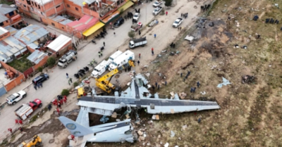 Máy bay chở tiền rơi xuống phố nhiều người hôi của