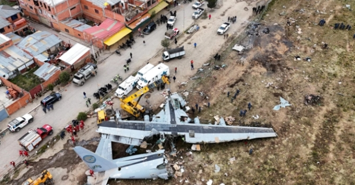 Máy bay chở tiền rơi xuống phố nhiều người hôi của