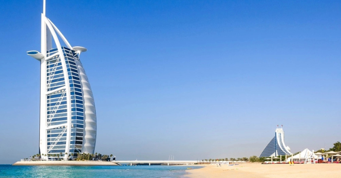 Khách sạn biểu tượng Burj Al Arab trúng mảnh vỡ drone từ Iran