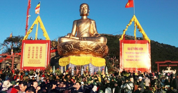 Gia đình rạn nứt vì cơn lốc đi lễ cầu may đầu năm