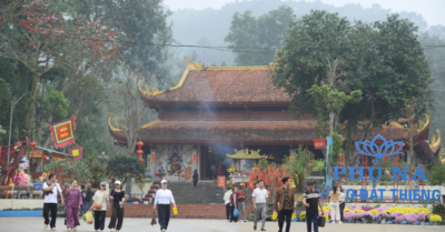 Chàng trai có giọng đọc như nữ giới tại ngôi đền thiêng Phủ Na