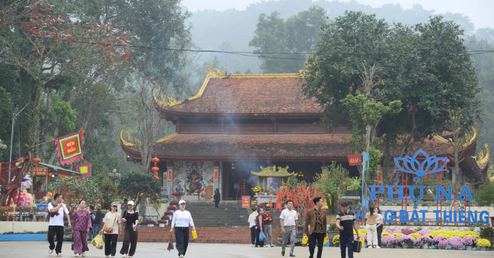 Chàng trai có giọng đọc như nữ giới tại ngôi đền thiêng Phủ Na