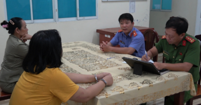 Tiệm vàng tại Đồng Tháp bị người phụ nữ cầm dao đập phá