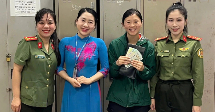 Nữ du khách Mỹ nhận lại tài sản tại sân bay Đồng Hới