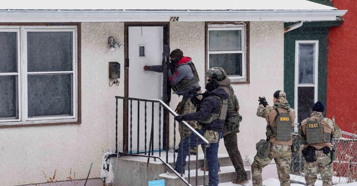 Chính quyền Trump gia tăng sức ép nhập cư và công nghệ trong nước