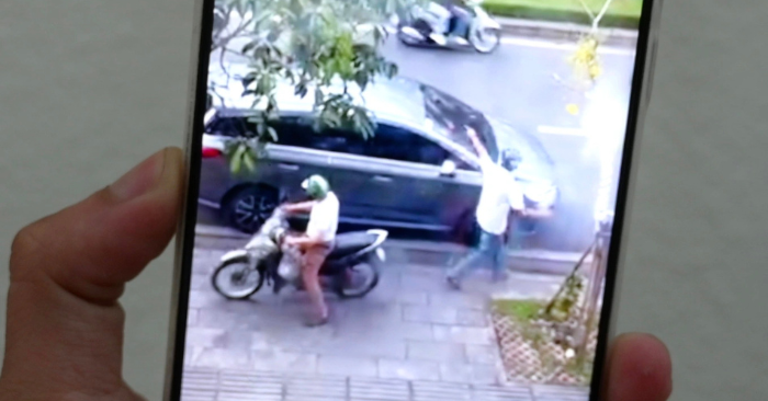 Tài xế ô tô bị hai người đàn ông vây đánh tại TPHCM