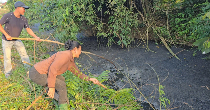 Nghệ An: Người dân khốn khổ vì dòng suối Khe Dứa bị bức tử