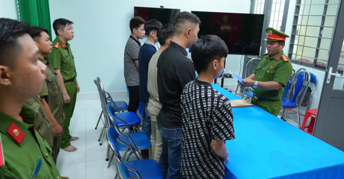 Nhóm người đập ô tô vì hiểu nhầm bị bắt