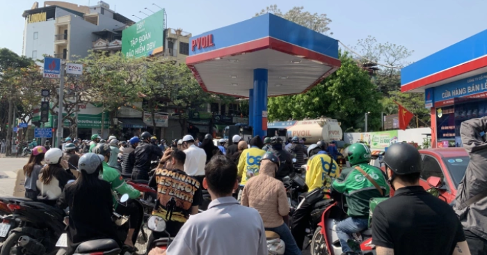 Giá xăng tăng bào mòn túi tiền thu nhập của người dân