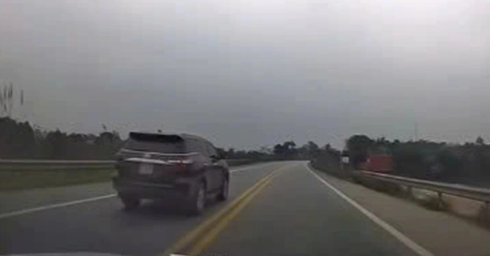 Tài xế xe biển xanh vượt ẩu bị phạt 5 triệu đồng