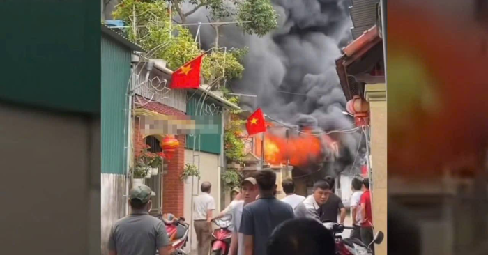 Cháy nhà ở Nghệ An do hàn mái tôn, khói đen bốc cao