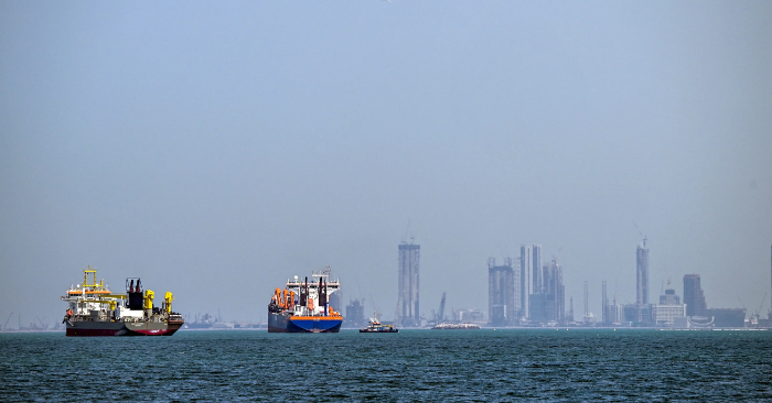 UAE xem xét cùng Mỹ kiểm soát eo biển Hormuz sau loạt tấn công tên lửa từ Iran