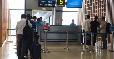 Tại sao hãng hàng không thường xuyên thay đổi cửa ra máy bay?