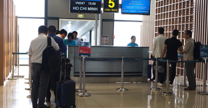 Tại sao hãng hàng không thường xuyên thay đổi cửa ra máy bay?