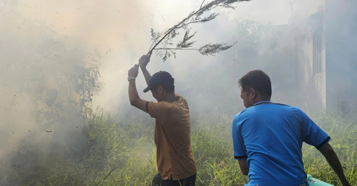 Cháy lớn tại bãi đất hoang đe dọa khu dân cư Cần Thơ