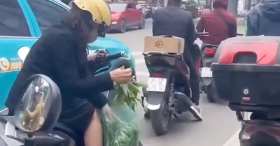 Thói quen đa dạng của người dân khi dừng chờ đèn đỏ tại đô thị